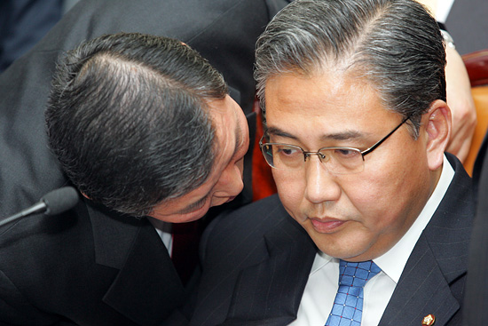 22일 오전 한.미FTA 비준동의안 처리를 앞두고 외통위 한나라당 간사인 황진하 의원이 박진 위원장에게 귓속말로 무언가를 이야기하고 있다. [사진-통일뉴스 조성봉 기자]