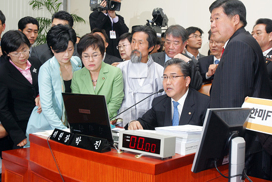 박진 외통위 위원장이 풀 기자단을 제외한 기자단의 철수와 타 위원회 소속 의원들과 보좌진들의 퇴거를 요구하고 있다. [사진-통일뉴스 조성봉 기자]