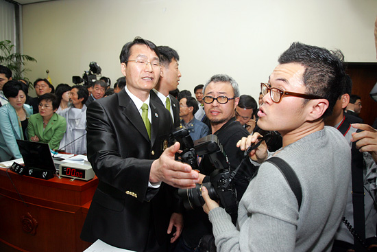 국회 경위들이 기자들에게 