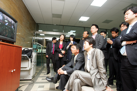 외통위 회의장을 나온 기자들이 TV화면으로 한.미FTA비준동의안 강행처리를 지켜보고 있다. [사진-통일뉴스 조성봉 기자]]