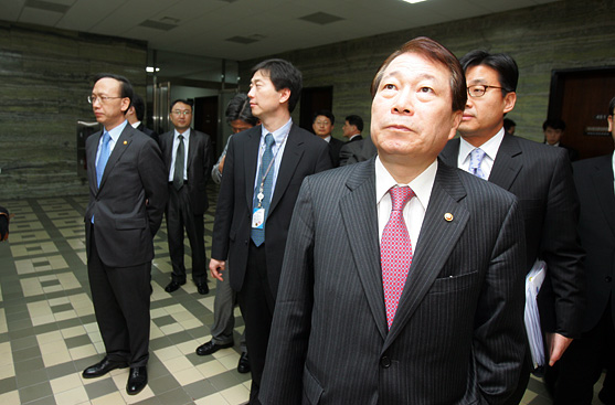 국회 외통위 회의에 참석한 유명환 외교통상부 장관과 현인택 통일부 장관이 엘리베이터를 기다리고 있다. [사진-통일뉴스 조성봉 기자]