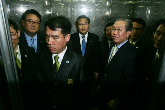 국회 경위들과 한나라당 소속 의원들의 경호를 받으며 회의장을 빠져나가 엘리베이터를 타고 내려가는 박진 외통위 위원장. [사진-통일뉴스 조성봉 기자]