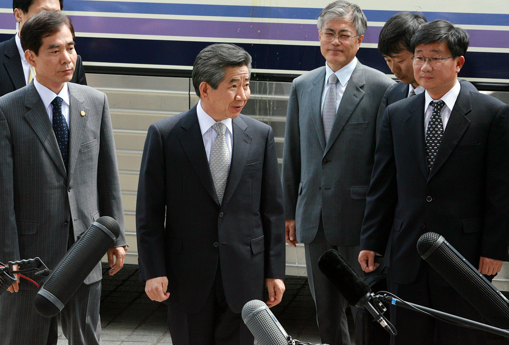 30일 오후 노무현 전 대통령이 조사를 받기 위해 대검찰청 안으로 들어가고 있다.[사진-인터넷사진공동취재단]