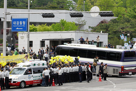 노무현 전 대통령이 검찰조사를 받기 위해 일행과 함께 버스편으로 서울 서초동 대검찰청으로 들어가고 있다.[사진-통일뉴스 조성봉 기자]