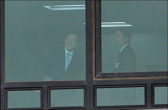 노무현 전 대통령이 서초구 대검찰청 11층 VIP조사실에서 소환조사를 받고 있는 가운데 같은 층의 중수부 사무실 창문에서 대검 홍만표 수사기획관과 조은석 대변인이 웃고 있는 모습이 카메라에 잡혔다.[사진-인터넷사진공동취재단]