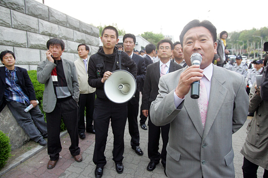 30일 오후 6시 서초구청 직원이 