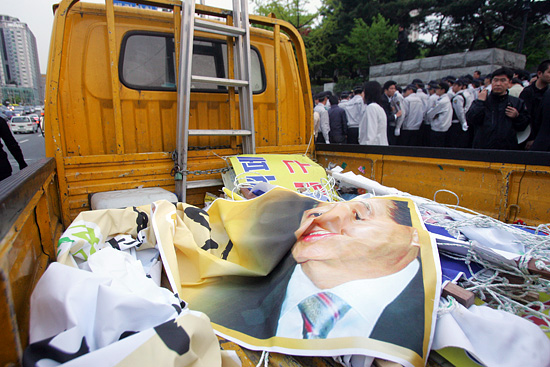 서초구청 직원들과 경찰에 의해 강제철거된 노무현 전 대통령 지지 현수막.[사진-통일뉴스 조성봉 기자]