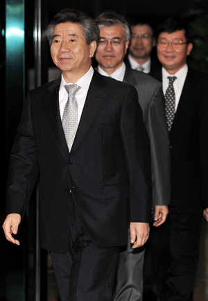 노무현 전 대통령이 1일 새벽 서초동 대검찰청에서 검찰조사를 마치고 귀가하고 있다. [사진-인터넷사진공동취재단]