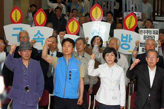 범민련공대위 발족 기자회견에 참가한 80여개 시민사회단체와 100여명이 넘는 각계인사들은 '국가보안법 철폐, 구속자 석방'을 촉구하며 '범민련 탄압'에 공동대응 할 것을 다짐했다.[사진-통일뉴스 조성봉 기자]