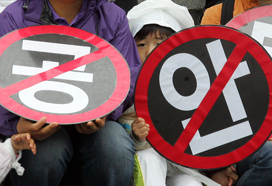 한 어린이가 '공안탄압'의 내용이 담긴 손피켓을 들고 있다.[사진-통일뉴스 조성봉 기자]