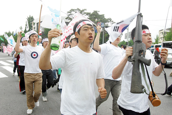 대학생들이 '5.18 광주민주항쟁 시민군'을 재현하며 금남로를 행진하고 있다.[사진-통일뉴스 조성봉 기자]