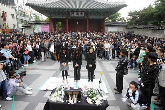 23일 오후, 서울 덕수궁 대한문 앞 시민들이 자발적으로 설치한 故 노무현 전 대통령의 분향소에 추모객들의 발길이 이어졌다.[사진-통일뉴스 조성봉 기자]