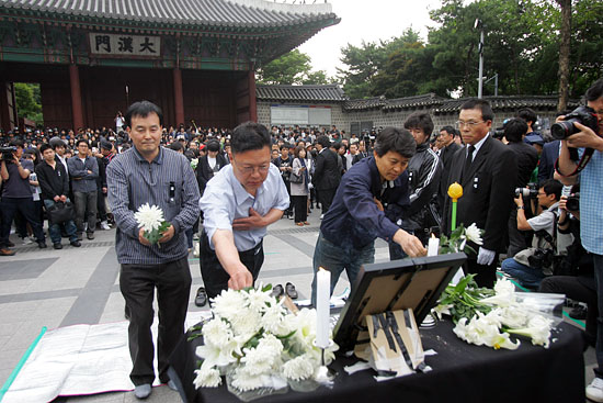 故 노무현 전 대통령의 영정에 헌화하고 있는 시민들.[사진-통일뉴스 조성봉 기자]