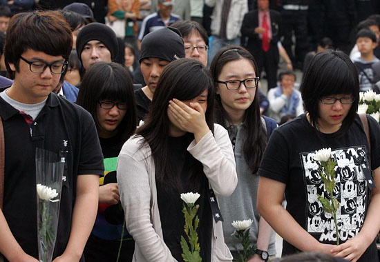 추모객들이 故 노무현 전 대통령의 죽음을 안타까워 하며 울먹이고 있다.[사진-통일뉴스 조성봉 기자]