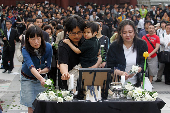 故 노무현 전 대통령의 죽음을 안타까워 하는 시민들의 추모물결이 계속 이어지고 있다.[사진-통일뉴스 조성봉 기자]