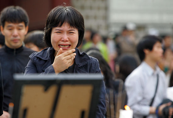故 노무현 전 대통령의 영정을 바라보며 오열하는 시민.[사진-통일뉴스 조성봉 기자]