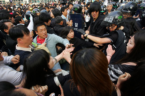 경찰이 조문하려는 추모객들의 통행을 가로막자 시민들이 항의하고 있다.[사진-통일뉴스 조성봉 기자]