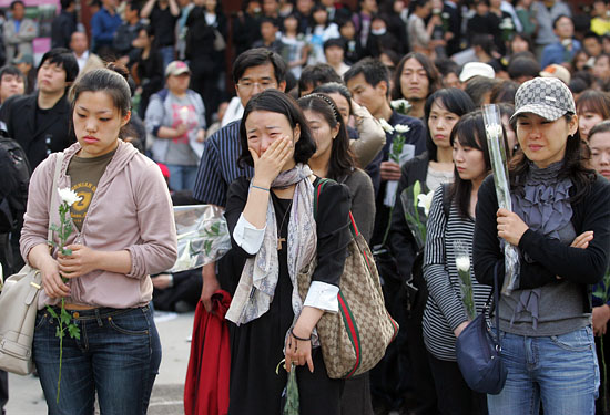 故 노무현 전 대통령의 죽음을 안타까워 하며 울먹이고 있는 추모객들. [사진-통일뉴스 조성봉 기자]