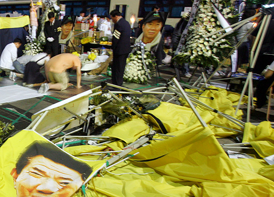 30일 새벽 경찰의 강제철거로 짓밟힌 대한문 앞 시민 분향소에 노무현 전 대통을 추모하려는 시민들이 발길이 계속 이어지고 있다.[사진-통일뉴스 조성봉 기자]