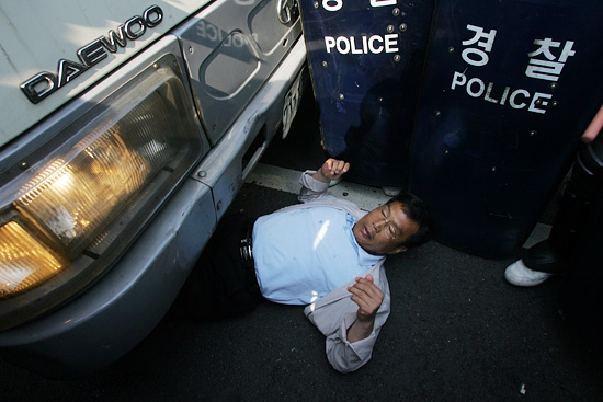 경찰이 버스로 대한문 앞 분향소를 에워싸려하자 한 시민이 