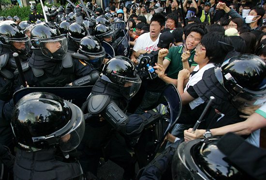 대학생들이 경찰의 강제연행에 항의하자, 경찰이 방패와 곤봉으로 진압하고 있다.[사진-통일뉴스 조성봉 기자]