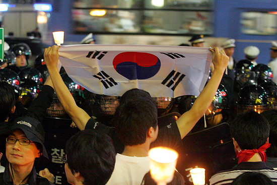 태극기를 들고 경찰들에게 