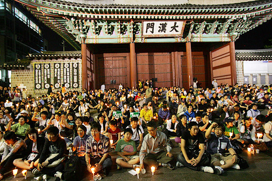 노무현 전 대통령의 영결식과 노제를 마친지 하루가 지났지만 대한문 앞 분향소의 추모열기는 계속 이어지고 있다.[사진-통일뉴스 조성봉 기자]