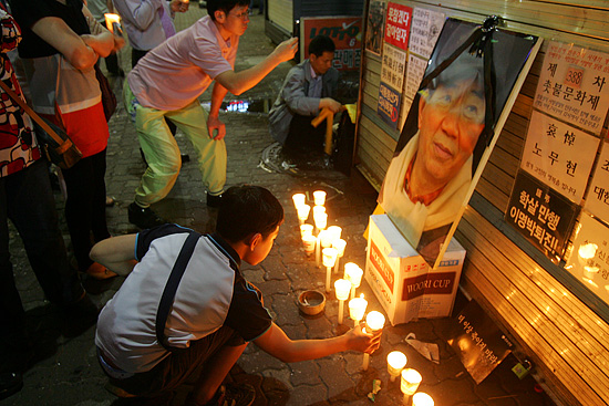 대한문 주변 곳곳에서도 노무현 전 대통령을 추모하려는 시민들의 모습이 눈에 띄었다.[사진-통일뉴스 조성봉 기자]