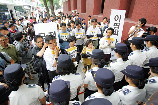 코리아나 호텔 앞에서 경찰은 
