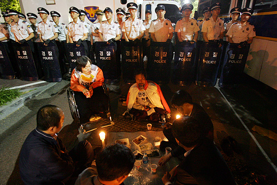 경찰은 청와대 창성동 별관 앞에 방송차량과 버스로 차벽을 만들고 병력을 투입해 삼보일배를 막고 있다. 민주노동당 강기갑 대표를 비롯한 의원단의 연좌농성은 저녁 11시경 마무리 됐다.[사진-통일뉴스 조성봉 기자]