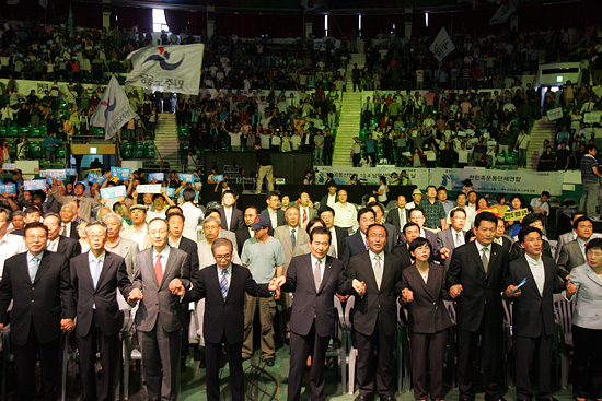 야 4당 대표, 시민사회단체 대표자들을 비롯한 2,500여명의 참가자들은 손맞잡고 '우리의 소원'을 합창했다.[사진-통일뉴스 조성봉 기자]