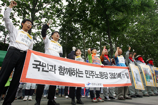 '쌍용자동차 가족대책위원회’는 17일 오후 서울 덕수궁 대한문 앞에서 청와대까지 해고 반대, 원직 복귀와 쌍용자동차에 대한 정부의 적극적인 대책을 촉구하며 삼보일배를 시작했다.[사진-통일뉴스 조성봉 기자]