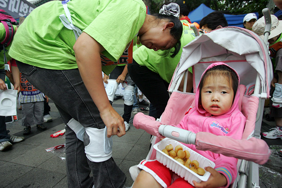 해고 반대, 원직 복귀와 쌍용자동차에 대한 정부의 적극적인 대책을 촉구하기 위해 거리로 나온 쌍용자동차 가족들.[사진-통일뉴스 조성봉 기자]