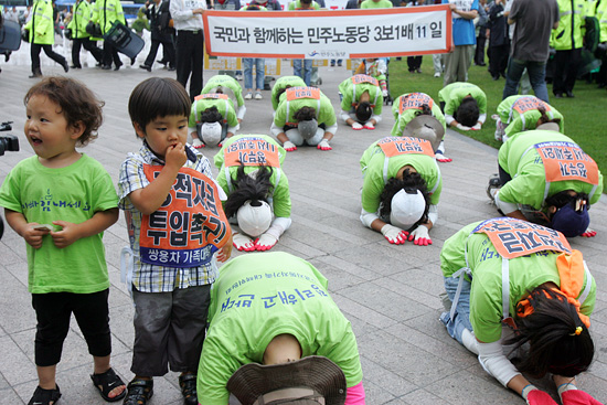 엄마의 모습을 지켜보는 아이들의 모습은 천진난만하기만 하다. [사진-통일뉴스 조성봉 기자]