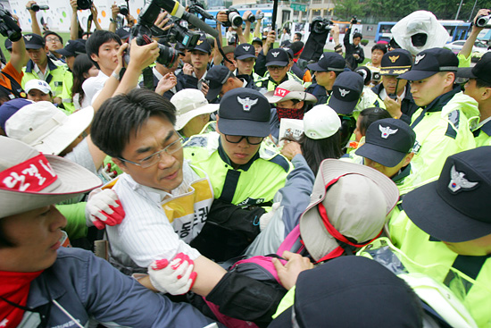 경찰은 ‘2인이상이 모여 몸에 요구사항 등을 적은 것을 두르고 걸으면 집회로 간주된다’며 이들을 가로막았다.[사진-통일뉴스 조성봉 기자]