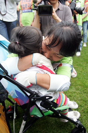 삼보일배가 경찰에 막히자 아이를 안고 눈물을 흘리는 쌍용자동차 가족.[사진-통일뉴스 조성봉 기자]