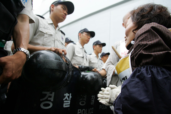 11일째 대한문 앞에서 청와대까지 삼보일배를 진행하며 이명박 정부의 국정 기조 전환 등을 요구하고 있는 곽정숙 민주노동당 의원.[사진-통일뉴스 조성봉 기자]