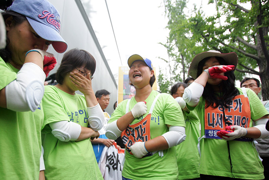 프레스센터 앞에서 경찰에 가로막힌 가족들은 “오죽 호소할 데가 없으면 아이를 업은 엄마들이 나섰겠냐”며 참았던 눈물을 흘렸다.[사진-통일뉴스 조성봉 기자]