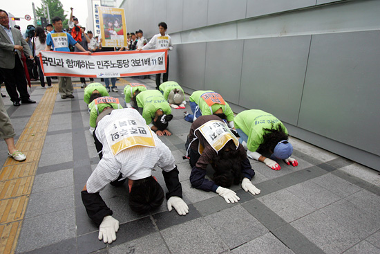 '쌍용자동차 가족대책위원회’는 결국 광화문 쪽으로 나아가지 못하고 경찰들의 포위속에 다시 대한문 쪽으로 삼보일배를 하며 되돌아왔다.[사진-통일뉴스 조성봉 기자]
