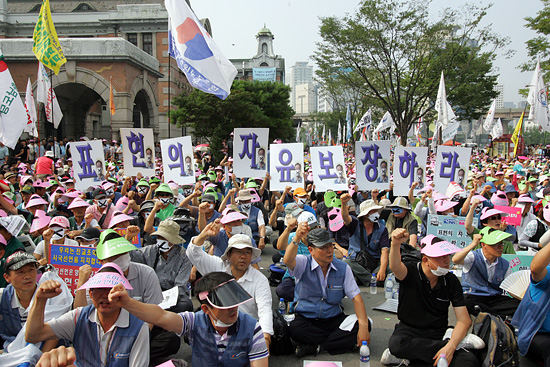 19일 오후 5시 전교조 소속 교사 4천여 명을 비롯한 공무원들과 시민사회단체 회원, 시민 등 1만여 명이 운집한 서울역 앞 광장에선 