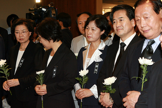 김원기 전 국회의장, 추미애 의원, 정동영 의원 등 야당 의원들의 조문행렬도 이어졌다. [사진-인터넷사진공동취재단]
