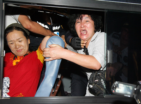 연행된 1인 시위 참가자들이 경찰 호송차 창문을 열고 