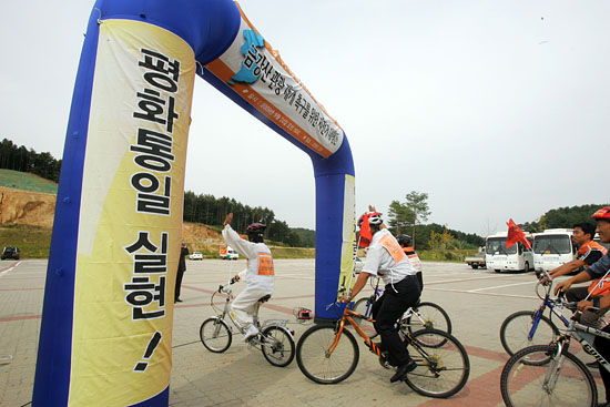 1시간 10여분 만에 화진포 아산 휴게소에 도착한 자전거 대행진단. [사진-통일뉴스 조성봉 기자]
