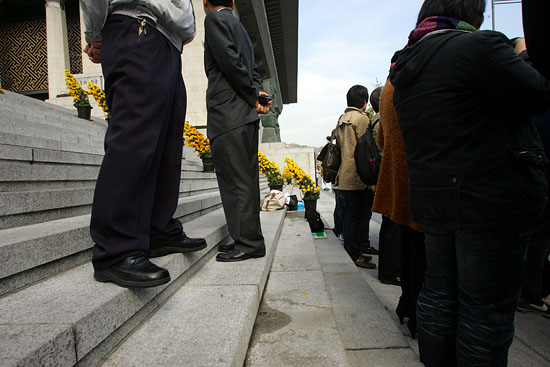 경찰과 세종문화회관 직원이 청소년들이 계단 위로 올라오는 것을 막고 서있다.[사진-통일뉴스 조성봉 기자]