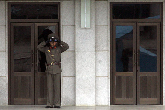 13일 판문점에서 한 북한 병사가 망원경으로 남측의 동향을 예의주시하고 있다. [사진-통일뉴스 조성봉 기자]