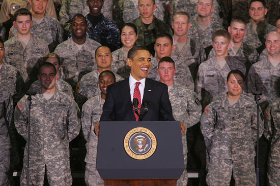 주한미군 장병들과 함께 웃음짓는 오바마 미 대통령.[사진-통일뉴스 조성봉 기자]