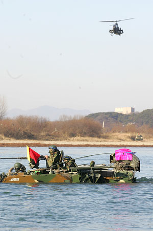 공격부대가 강을 건너는 동안 코브라(AH-1S) 공격헬기 6대가 화력지원을 하기도 했다.[사진-통일뉴스 조성봉 기자]