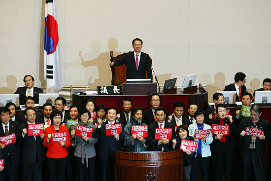 31일 저녁 국회 본회의에서 김형오 국회의장이 민주당과 민주노동당 등 야당 의원들의 반대에도 불구하고 2010년 예산안 가결을 선포하며 의사봉을 두드리고 있다.[사진-통일뉴스 조성봉 기자]