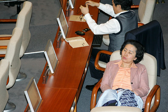 31일 오후 4시 한나라당 의원들의 국회 본회의장 이탈금지령이 내려진 가운데 의원들이 피곤해하고 있다.[사진-통일뉴스 조성봉 기자]