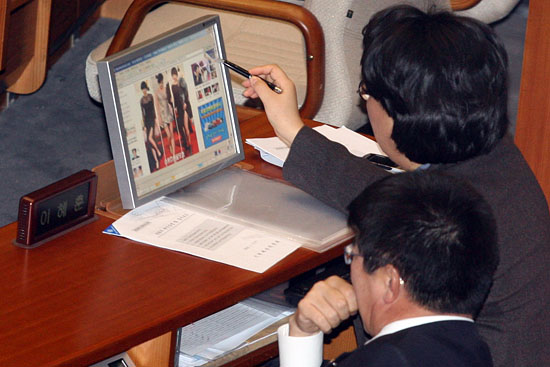 2010년 1월 1일 새벽 1시 제4차 본회의가 열리기 직전 한나라당의원들이 시상식이 참가한 여배우들의 드레스 사진을 유심히 보고 있다.[사진-통일뉴스 조성봉 기자]